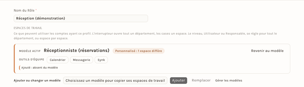 Un nouveau modèle en cours de création : le nom, le modèle de départ Réceptionniste (réservations) et un espace de plus, Clients