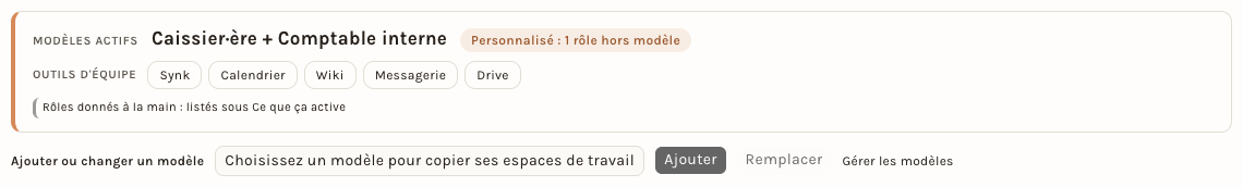Deux modèles combinés : Caissier·ère + Comptable interne, avec les outils d'équipe des deux