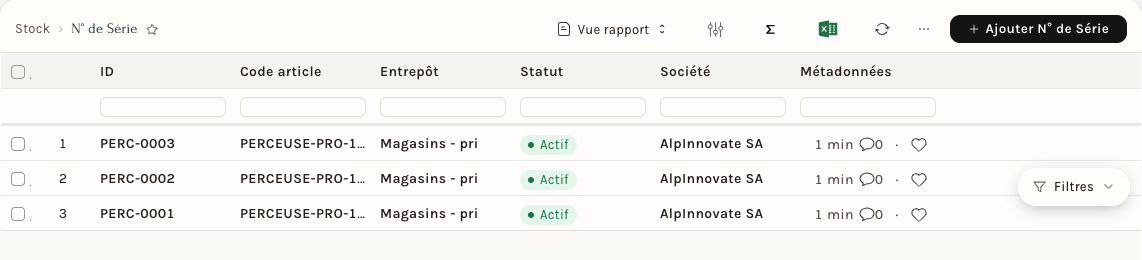 La liste des numéros de série d'un article : trois perceuses actives dans un entrepôt